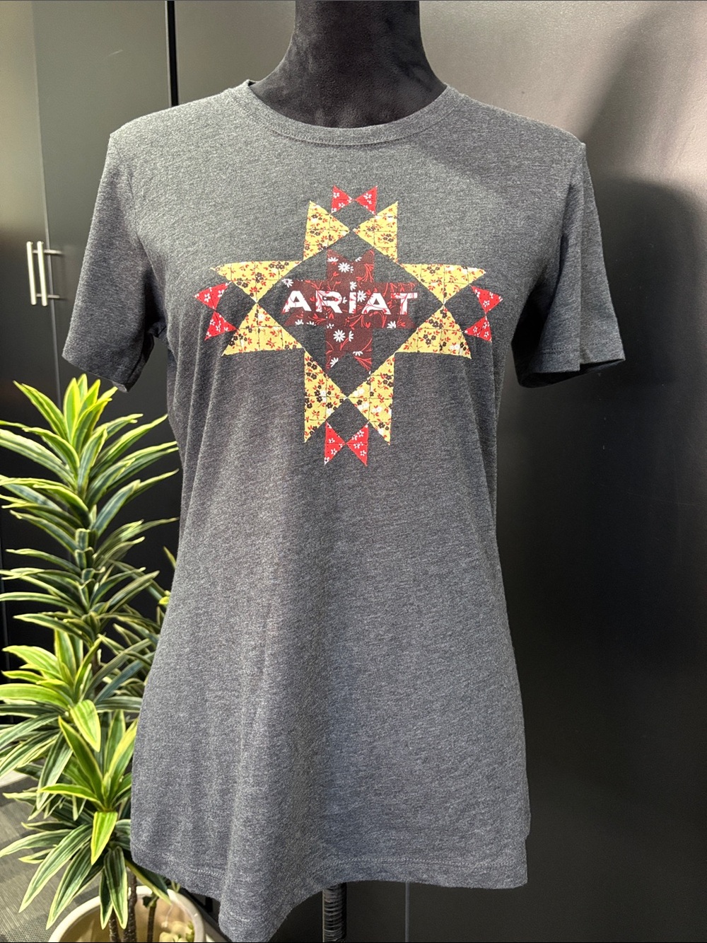 Ariat Quilt Logo front crewneck, Gray Heather short sleeve